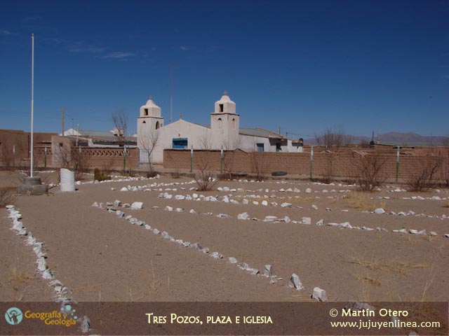 Tres Pozos, plaza e iglesia