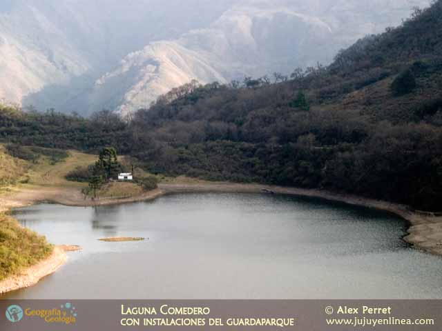 Laguna Comedero con instalaciones del guardaparque