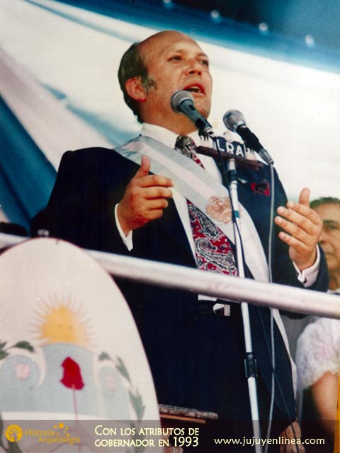 Con los atributos de gobernador en 1993