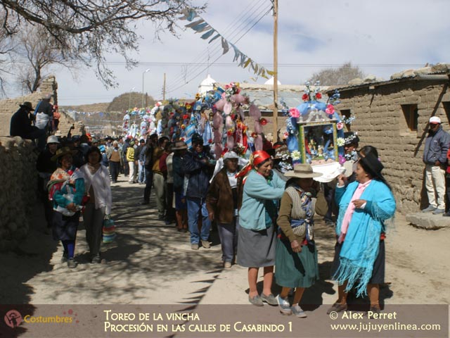 Toreo de la Vincha - Procesión en las calles de Casabindo 1