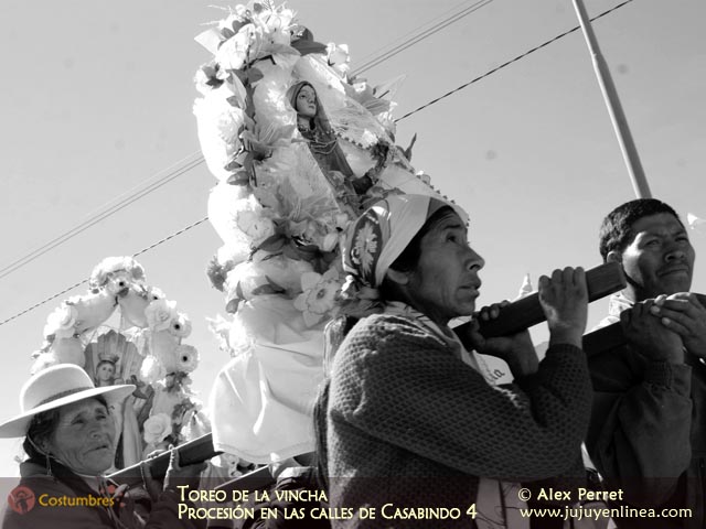 Toreo de la Vincha - Procesión en las calles de Casabindo 4