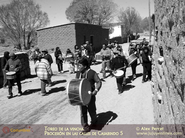 Toreo de la Vincha - Procesión en las calles de Casabindo 5