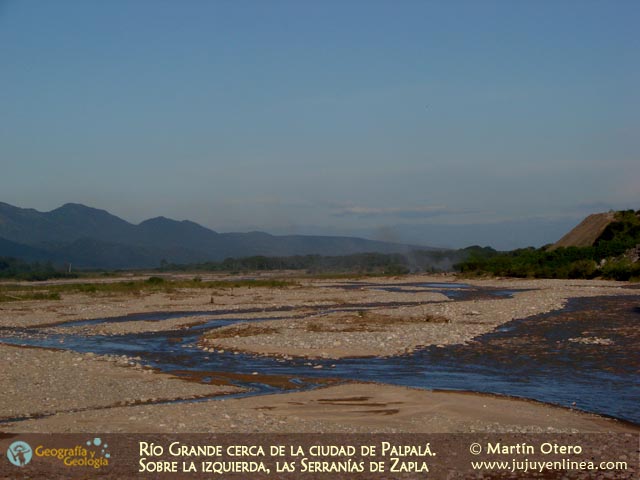 Río Grande cerca de la ciudad de Palpalá, sobre la izquierda, las Serranías de Zapla