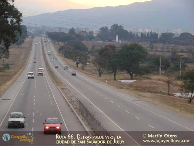 Ruta 66, detrás puede verse la ciudad de San Salvador de Jujuy