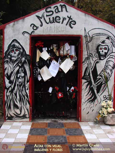 Altar con velas, imágenes y flores
