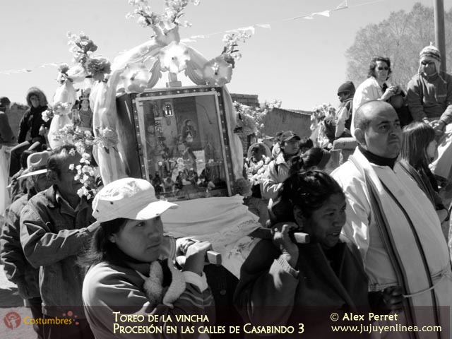 Toreo de la Vincha - Procesión en las calles de Casabindo 3