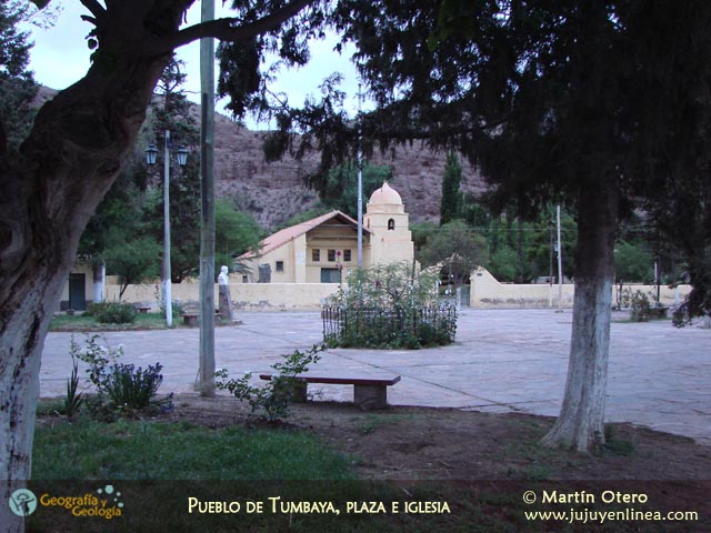 Pueblo de Tumbaya, plaza e iglesia