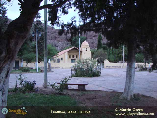 Tumbaya, plaza e iglesia
