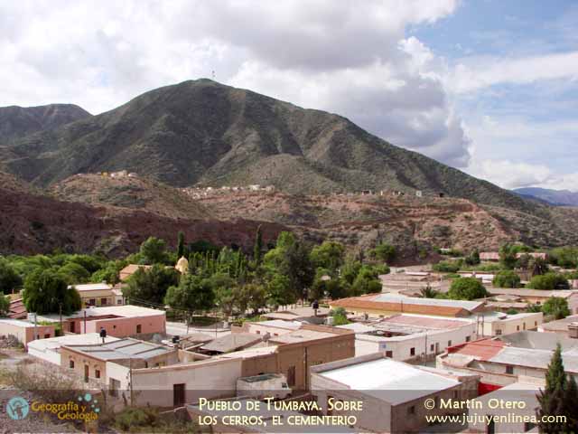 Pueblo de Tumbaya, sobre los cerros, el cementerio
